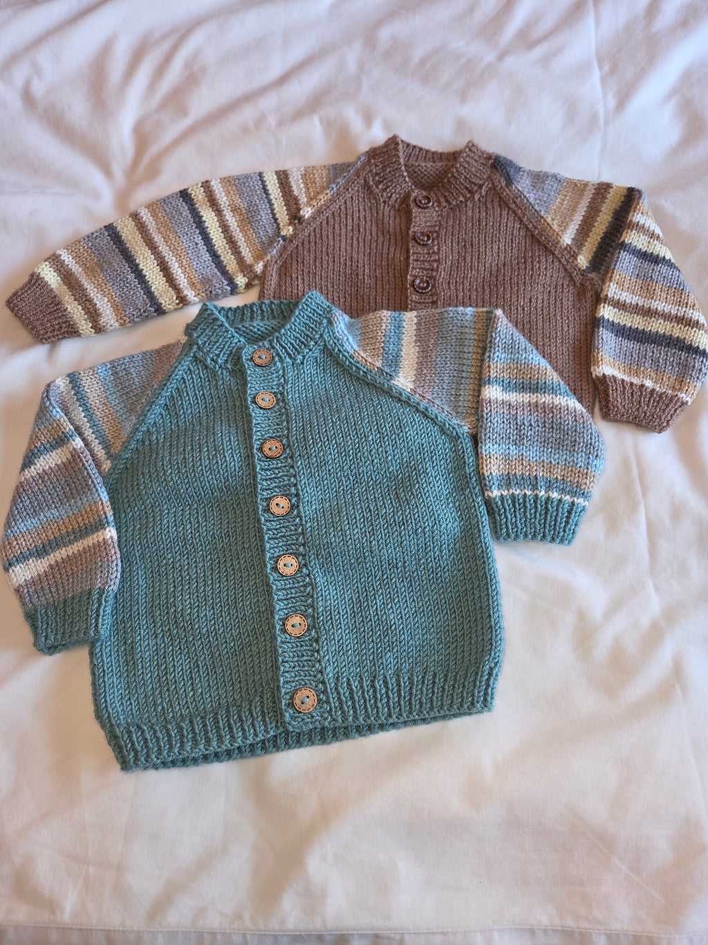 Colour change sleeves Cardi - 6-12 mths